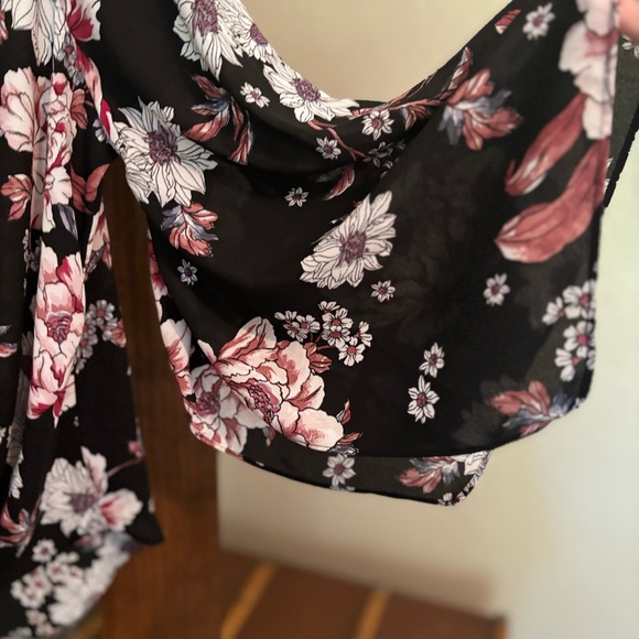 A. Byer Floral Butterfly Top- Size Medium - Picture 3 of 6